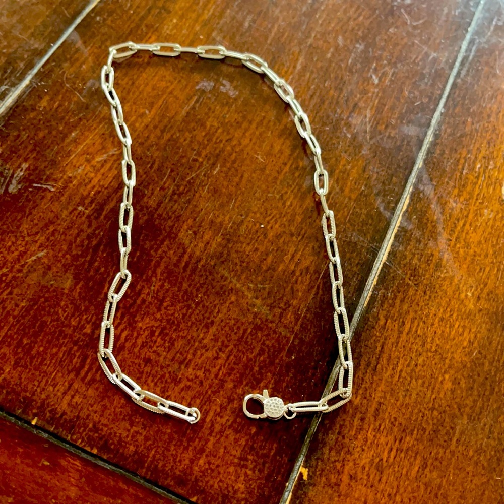 Silver linked necklace with clasp